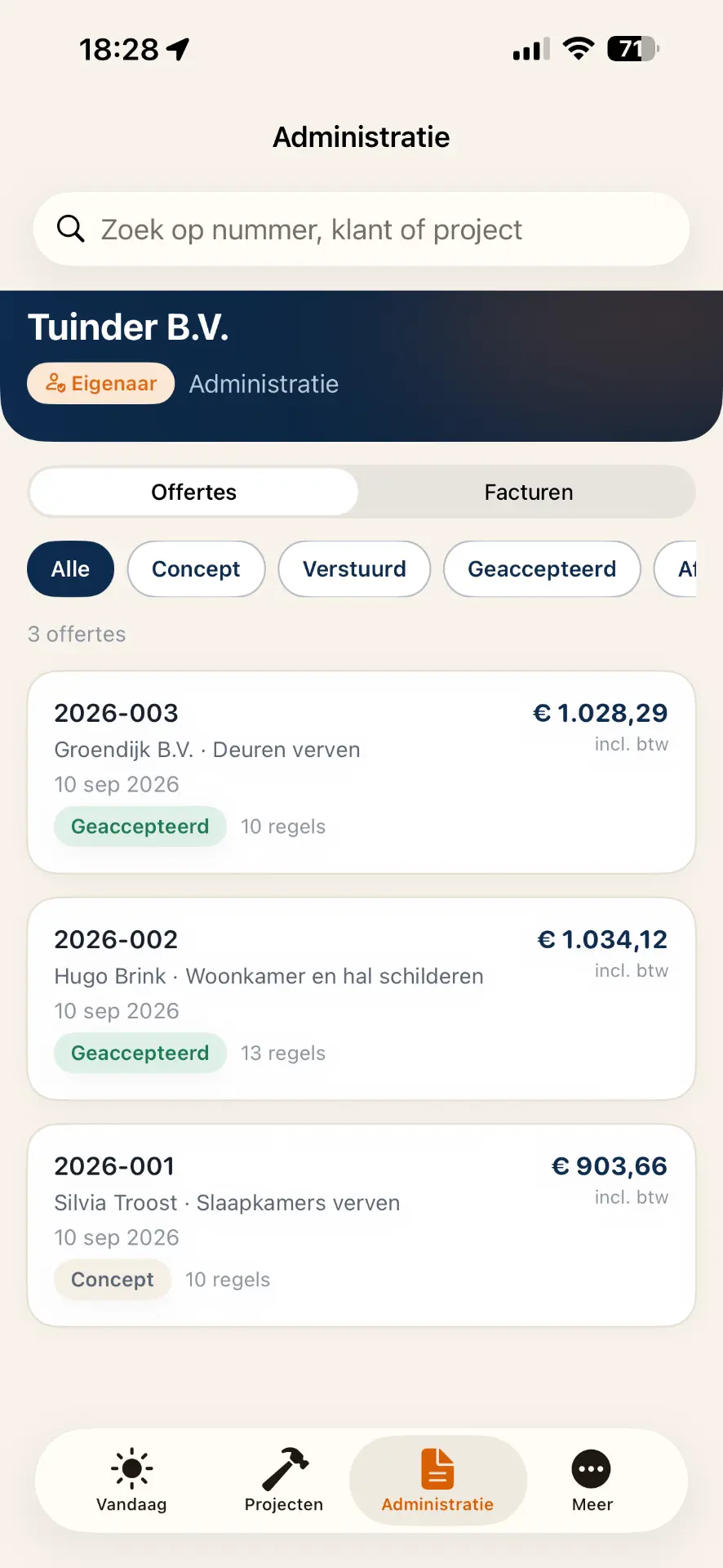Administratie in Klusbrein met offertes, facturen, bedragen en statussen